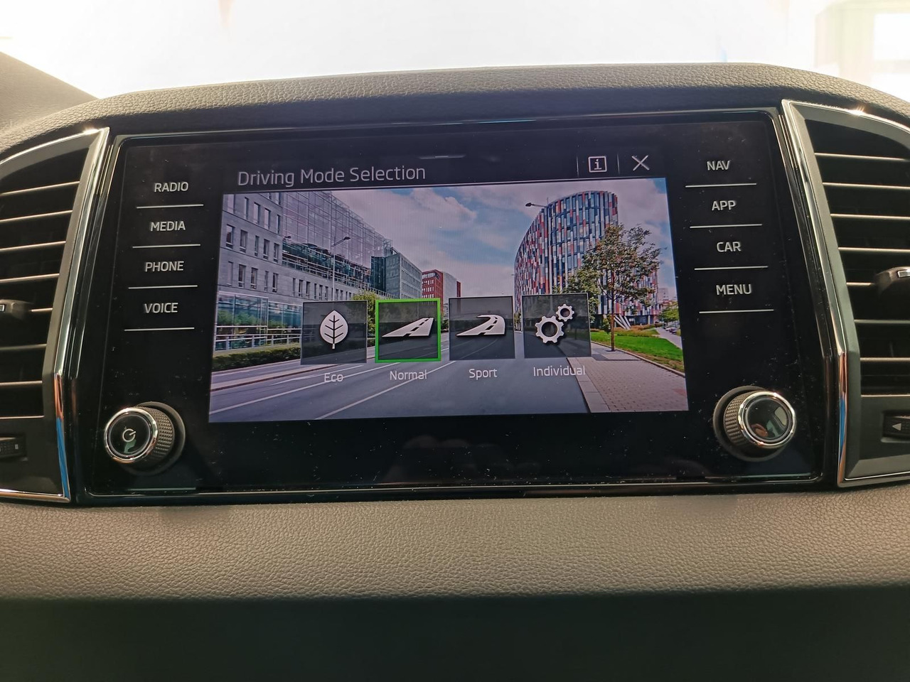 SUV Skoda Karoq Style 1,5TSI DSG*AHK-VORBER*NAVI*LED*R-KAM: Foto 13