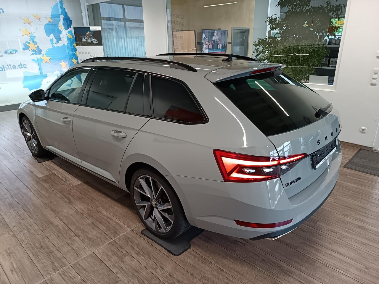 Skoda Superb Combi Sportline 2.0TSI DSG4x4*AHK*DCC*ACC - Automobil: Foto 4 Skoda Superb Combi Sportline 2.0TSI DSG4x4*AHK*DCC*ACC - Automobil: Foto 4