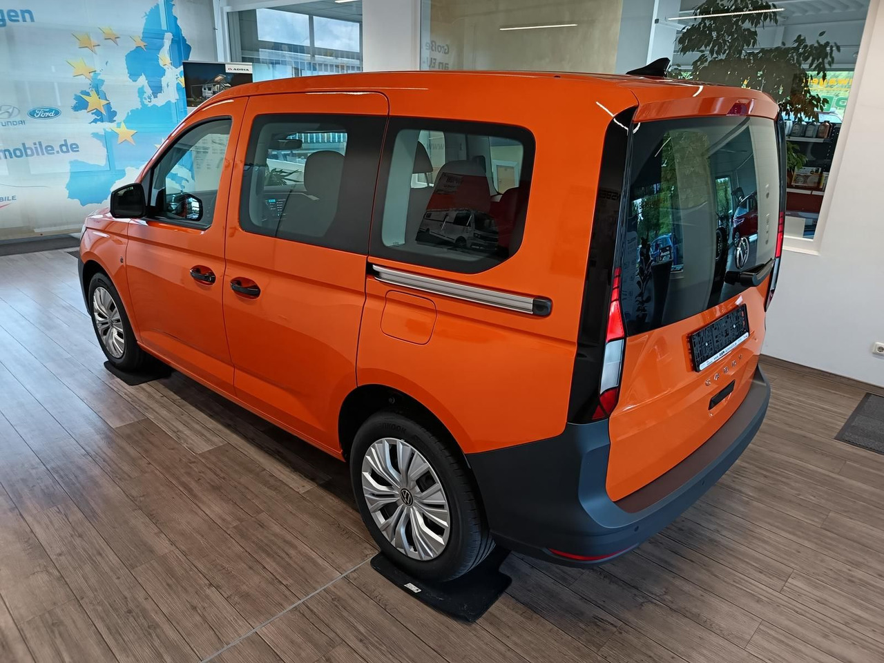 Volkswagen Caddy 2.0 TDI 75 kW*PDC*TEMP*DAB*KLIMA*5-SITZER* - Mașină break: Foto 4 Volkswagen Caddy 2.0 TDI 75 kW*PDC*TEMP*DAB*KLIMA*5-SITZER* - Mașină break: Foto 4