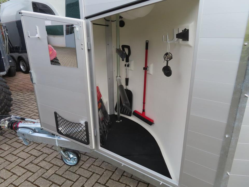 Böckmann Pferdeanhänger Champion R Flügeltür Saka. 100km/h - Remorcă transport cai: Foto 4 Böckmann Pferdeanhänger Champion R Flügeltür Saka. 100km/h - Remorcă transport cai: Foto 4