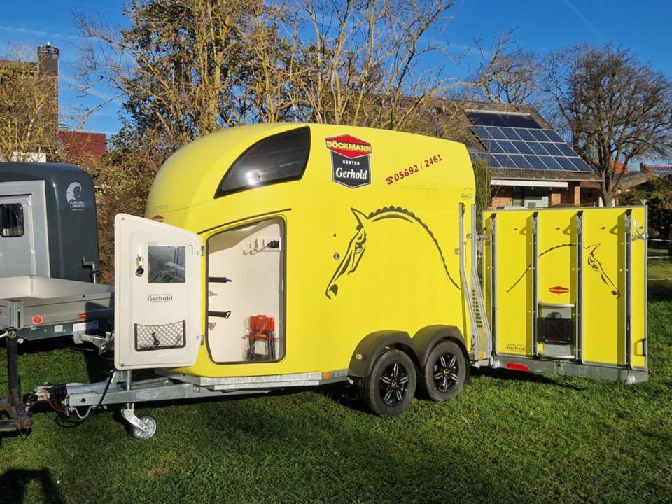 Böckmann Pferdeanhänger Comfort Flügeltür Sattelkammer 100km/h - Remorcă transport cai: Foto 1 Böckmann Pferdeanhänger Comfort Flügeltür Sattelkammer 100km/h - Remorcă transport cai: Foto 1