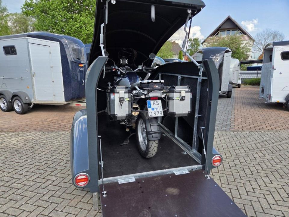 PKW Anhänger geschlossen Motorrad Mieten Leihen 1000kg 100km/h - Remorcă pentru motociclete: Foto 1 PKW Anhänger geschlossen Motorrad Mieten Leihen 1000kg 100km/h - Remorcă pentru motociclete: Foto 1