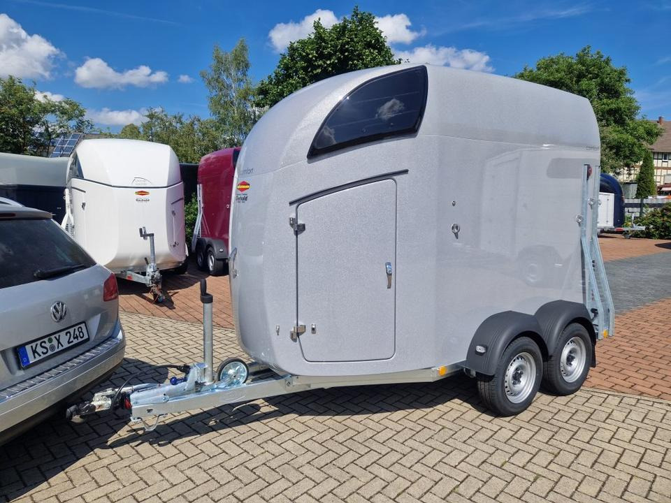 Pferdeanhänger Böckmann Comfort 23 Sattelkammer Aluboden 100km/h - Remorcă transport cai: Foto 3 Pferdeanhänger Böckmann Comfort 23 Sattelkammer Aluboden 100km/h - Remorcă transport cai: Foto 3