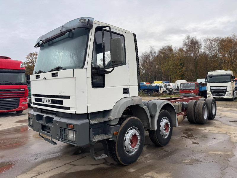 Iveco Eurotrakker 340 E 34 (GRAND PONT / LAMES / POMPE MANUELLE / BOITE MANUELLE / 12 ROUES) - Camion şasiu: Foto 1 Iveco Eurotrakker 340 E 34 (GRAND PONT / LAMES / POMPE MANUELLE / BOITE MANUELLE / 12 ROUES) - Camion şasiu: Foto 1