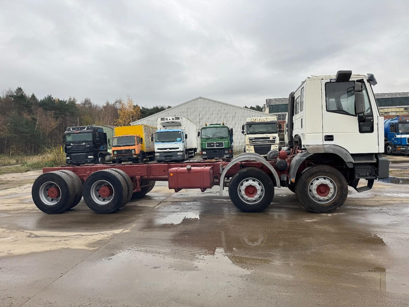 Iveco Eurotrakker 340 E 34 (GRAND PONT / LAMES / POMPE MANUELLE / BOITE MANUELLE / 12 ROUES) - Camion şasiu: Foto 4 Iveco Eurotrakker 340 E 34 (GRAND PONT / LAMES / POMPE MANUELLE / BOITE MANUELLE / 12 ROUES) - Camion şasiu: Foto 4