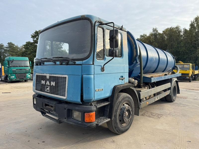 MAN 18.232 (12.000L / STEEL SUSPENSION / 6 CYLINDER WITH MANUAL PUMP) - Maşină pentru vidanjări: Foto 1 MAN 18.232 (12.000L / STEEL SUSPENSION / 6 CYLINDER WITH MANUAL PUMP) - Maşină pentru vidanjări: Foto 1