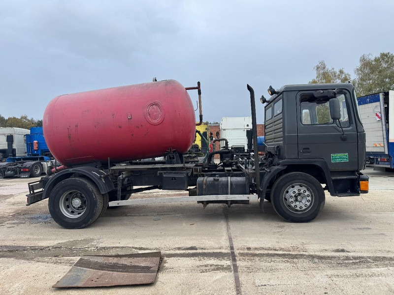 MAN 18.232 (8000 L / 6 CYLINDER WITH MANUAL PUMP / STEEL SUSPENSION) - Maşină pentru vidanjări: Foto 4 MAN 18.232 (8000 L / 6 CYLINDER WITH MANUAL PUMP / STEEL SUSPENSION) - Maşină pentru vidanjări: Foto 4