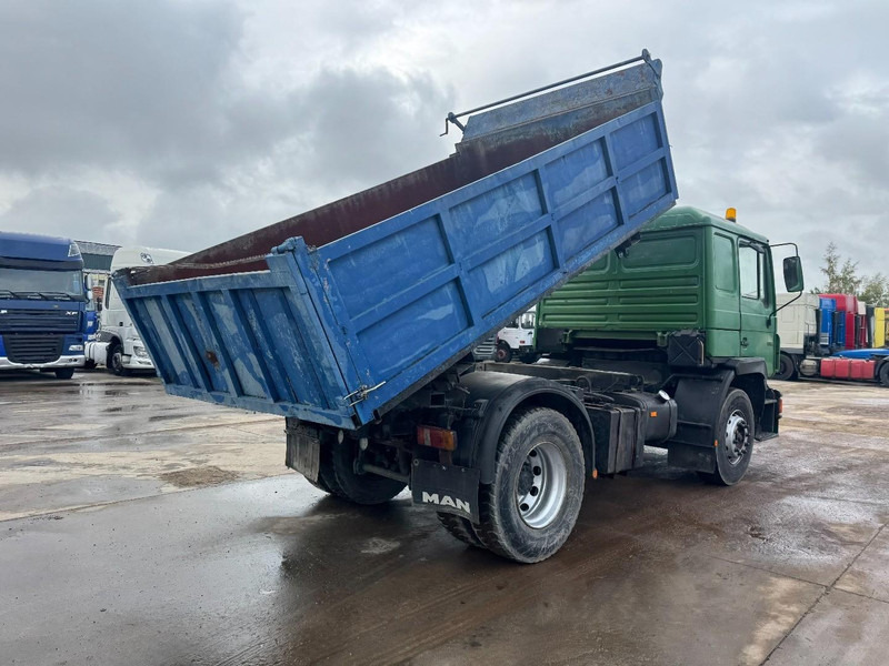 MAN 19.322  (STEEL SUSPENSION & MANUAL PUMP / SUSPENSION LAMES & POMPE MANUELLE) - Autoutilitară basculantă: Foto 5 MAN 19.322  (STEEL SUSPENSION & MANUAL PUMP / SUSPENSION LAMES & POMPE MANUELLE) - Autoutilitară basculantă: Foto 5