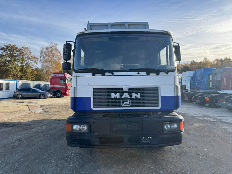 MAN 22.403 (MANUAL GEARBOX / 6 CYLINDER / 8 TIRES / 6X2) - Camion basculantă: Foto 2 MAN 22.403 (MANUAL GEARBOX / 6 CYLINDER / 8 TIRES / 6X2) - Camion basculantă: Foto 2