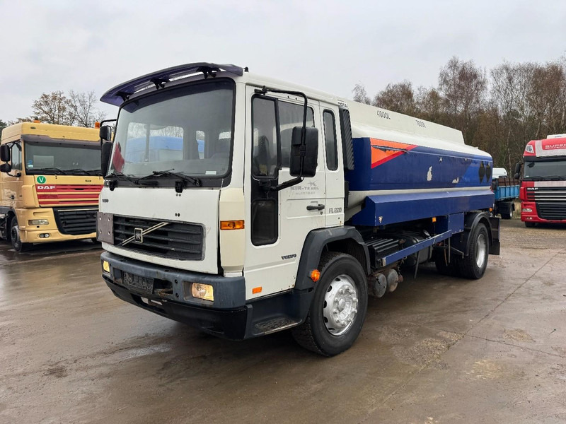 Volvo FL 6 - 220 (11000 L / 2 COMPARTMENTS / 18 TON / MANUAL GEARBOX / PERFECT) - Camion cisternă: Foto 1 Volvo FL 6 - 220 (11000 L / 2 COMPARTMENTS / 18 TON / MANUAL GEARBOX / PERFECT) - Camion cisternă: Foto 1