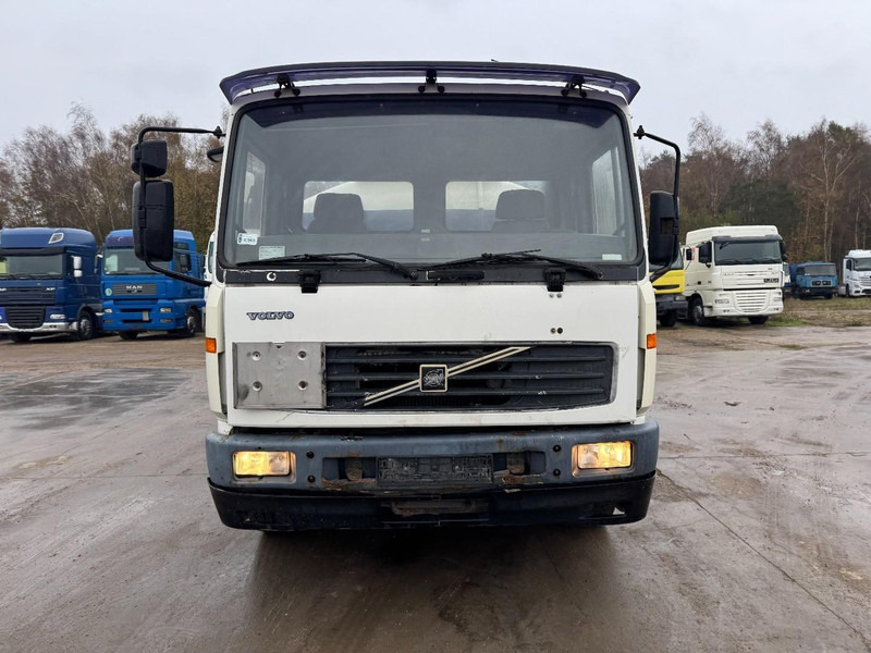 Volvo FL 6 - 220 (11000 L / 2 COMPARTMENTS / 18 TON / MANUAL GEARBOX / PERFECT) - Camion cisternă: Foto 2 Volvo FL 6 - 220 (11000 L / 2 COMPARTMENTS / 18 TON / MANUAL GEARBOX / PERFECT) - Camion cisternă: Foto 2