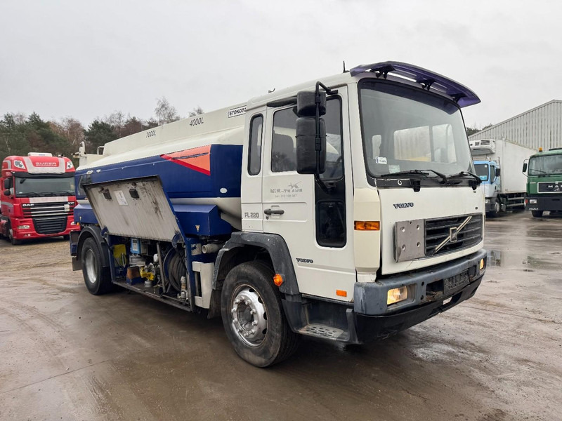 Volvo FL 6 - 220 (11000 L / 2 COMPARTMENTS / 18 TON / MANUAL GEARBOX / PERFECT) - Camion cisternă: Foto 3 Volvo FL 6 - 220 (11000 L / 2 COMPARTMENTS / 18 TON / MANUAL GEARBOX / PERFECT) - Camion cisternă: Foto 3
