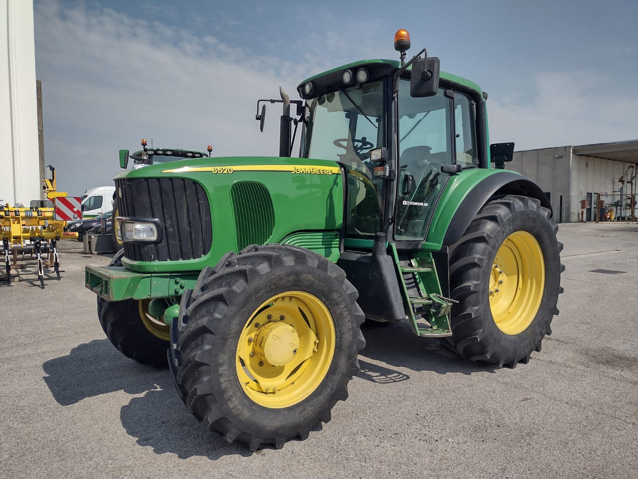 JOHN DEERE 6520 PREMIUM - Tractor agricol: Foto 1 JOHN DEERE 6520 PREMIUM - Tractor agricol: Foto 1