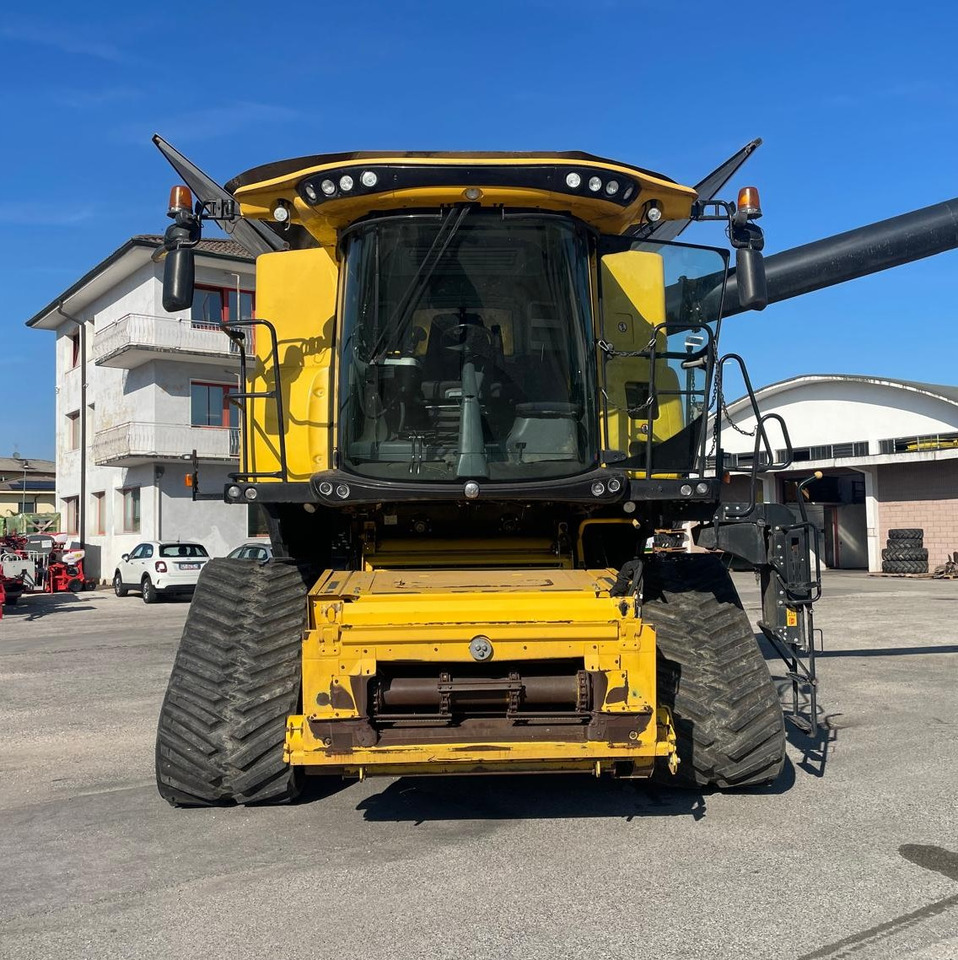 NEW HOLLAND MIETITREBBIA CR 9.90 - Combină de recoltat cereale: Foto 3 NEW HOLLAND MIETITREBBIA CR 9.90 - Combină de recoltat cereale: Foto 3