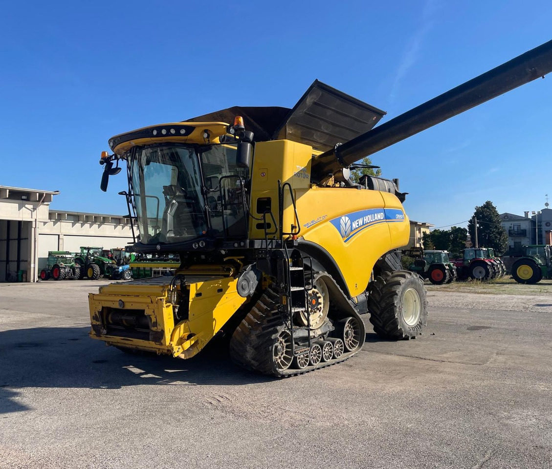 NEW HOLLAND MIETITREBBIA CR 9.90 - Combină de recoltat cereale: Foto 1 NEW HOLLAND MIETITREBBIA CR 9.90 - Combină de recoltat cereale: Foto 1