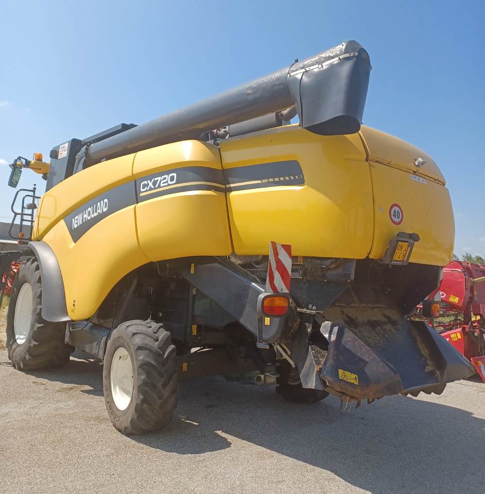NEW HOLLAND MIETITREBBIA CX 720 - Combină de recoltat cereale: Foto 4 NEW HOLLAND MIETITREBBIA CX 720 - Combină de recoltat cereale: Foto 4