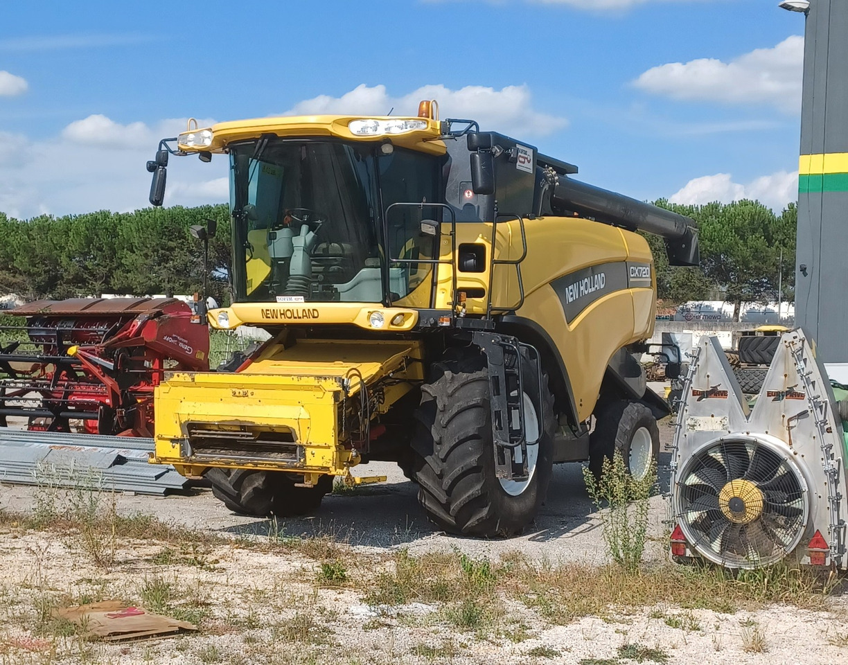 NEW HOLLAND MIETITREBBIA CX 720 - Combină de recoltat cereale: Foto 2 NEW HOLLAND MIETITREBBIA CX 720 - Combină de recoltat cereale: Foto 2