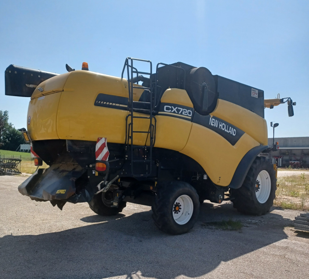 NEW HOLLAND MIETITREBBIA CX 720 - Combină de recoltat cereale: Foto 5 NEW HOLLAND MIETITREBBIA CX 720 - Combină de recoltat cereale: Foto 5