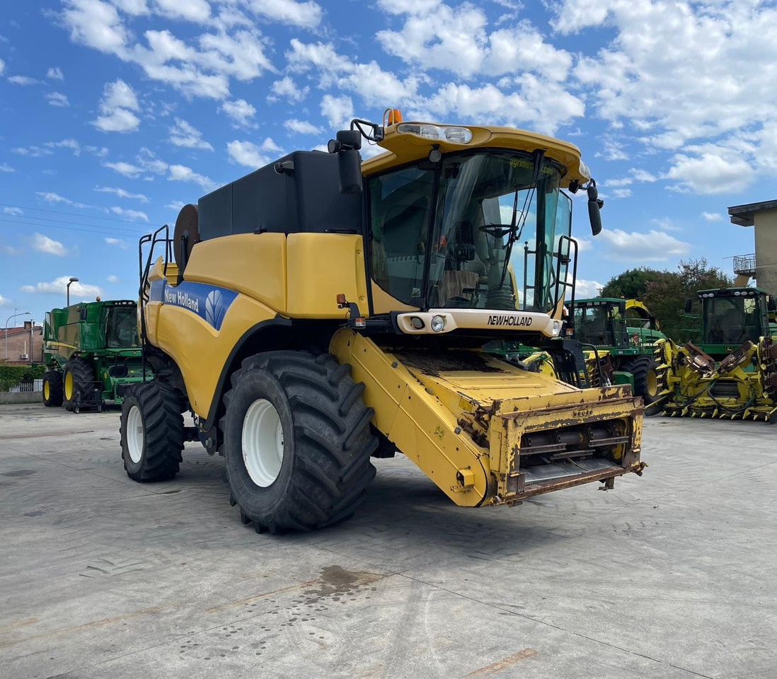 NEW HOLLAND MIETITREBBIA CX 8080 - Combină de recoltat cereale: Foto 2 NEW HOLLAND MIETITREBBIA CX 8080 - Combină de recoltat cereale: Foto 2