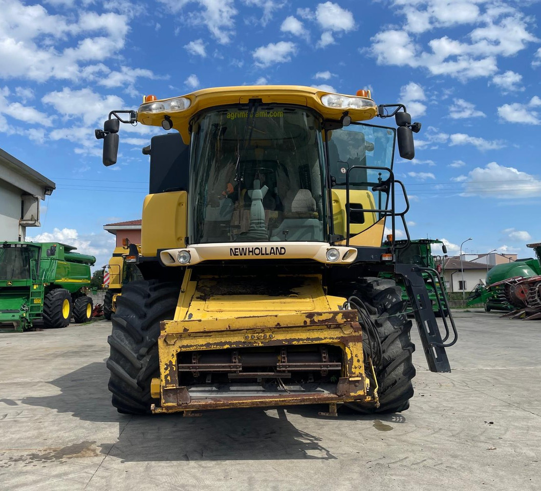 NEW HOLLAND MIETITREBBIA CX 8080 - Combină de recoltat cereale: Foto 3 NEW HOLLAND MIETITREBBIA CX 8080 - Combină de recoltat cereale: Foto 3