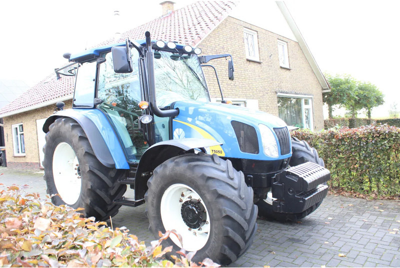 New Holland T5050 - Tractor agricol: Foto 2 New Holland T5050 - Tractor agricol: Foto 2