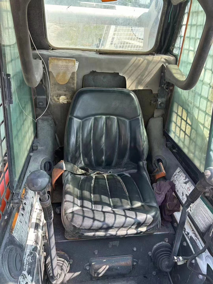 BOBCAT s300 - Mini încărcător: Foto 5 BOBCAT s300 - Mini încărcător: Foto 5