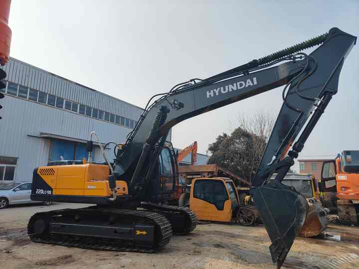 Second-hand Korean Hyundai 200LC-9S Excavator of Excellent Quality Is on Hot Sale at a Low Price - Excavator pe şenile: Foto 5 Second-hand Korean Hyundai 200LC-9S Excavator of Excellent Quality Is on Hot Sale at a Low Price - Excavator pe şenile: Foto 5