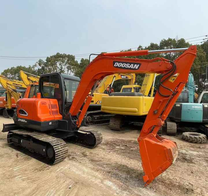 Used Excavator Doosan DX60-9 Excavators Mini Equipment Earth Moving Machinery Doosan Digger Excavator for Sale - Excavator: Foto 3 Used Excavator Doosan DX60-9 Excavators Mini Equipment Earth Moving Machinery Doosan Digger Excavator for Sale - Excavator: Foto 3