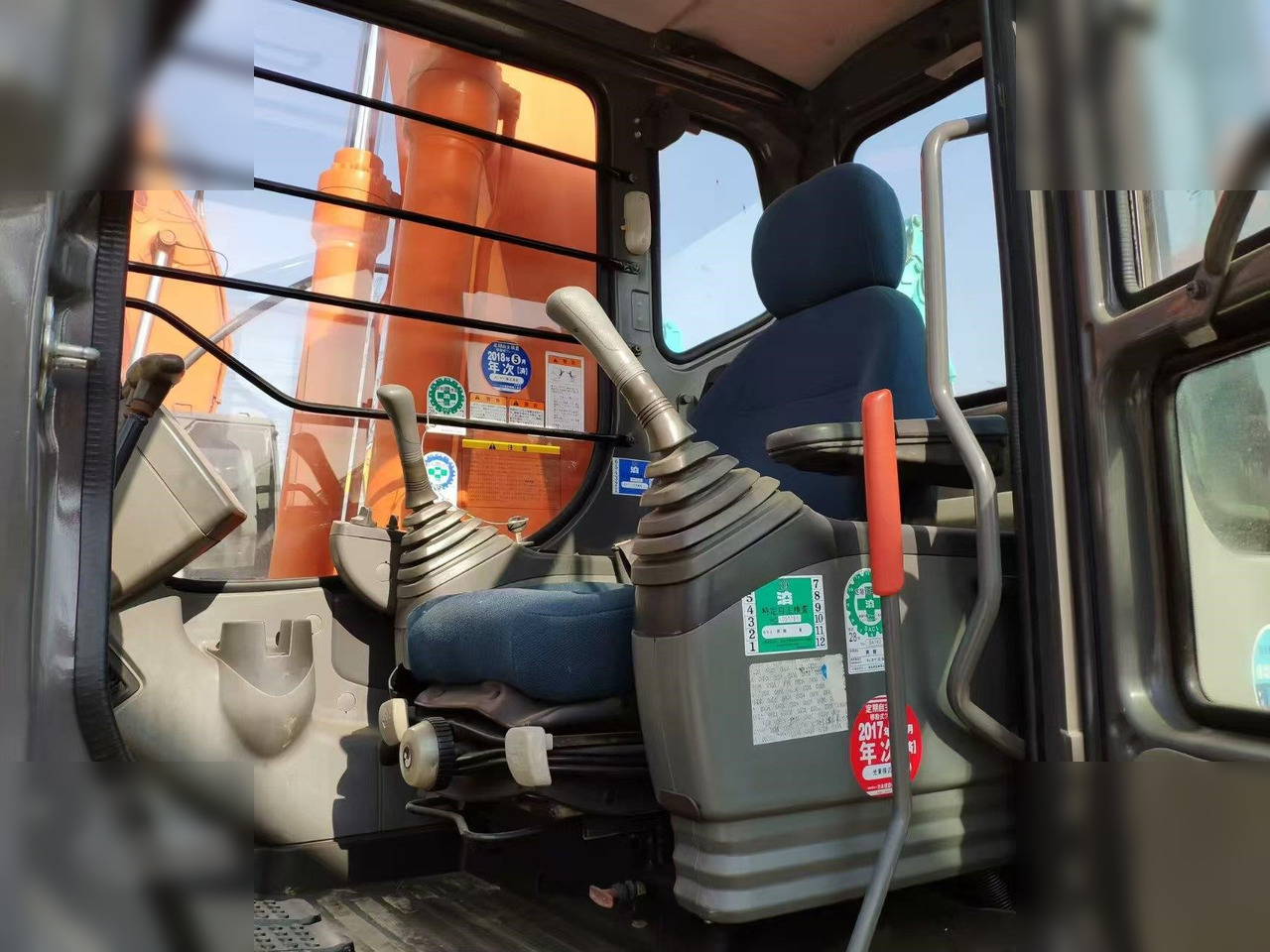 HITACHI ZX210 - Excavator pe şenile: Foto 5 HITACHI ZX210 - Excavator pe şenile: Foto 5