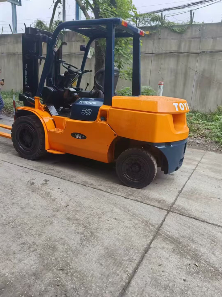 TOYATA 5-TON - Platformă verticală: Foto 1 TOYATA 5-TON - Platformă verticală: Foto 1