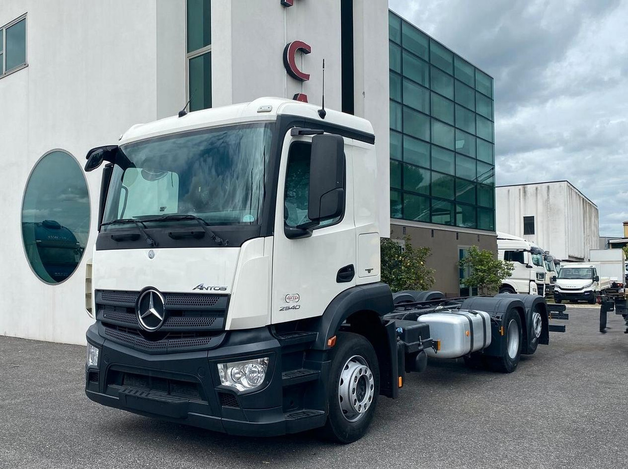 MERCEDES ANTOS 25.40 MOTRICE 3 ASSI TELAIO - Camion şasiu: Foto 2 MERCEDES ANTOS 25.40 MOTRICE 3 ASSI TELAIO - Camion şasiu: Foto 2