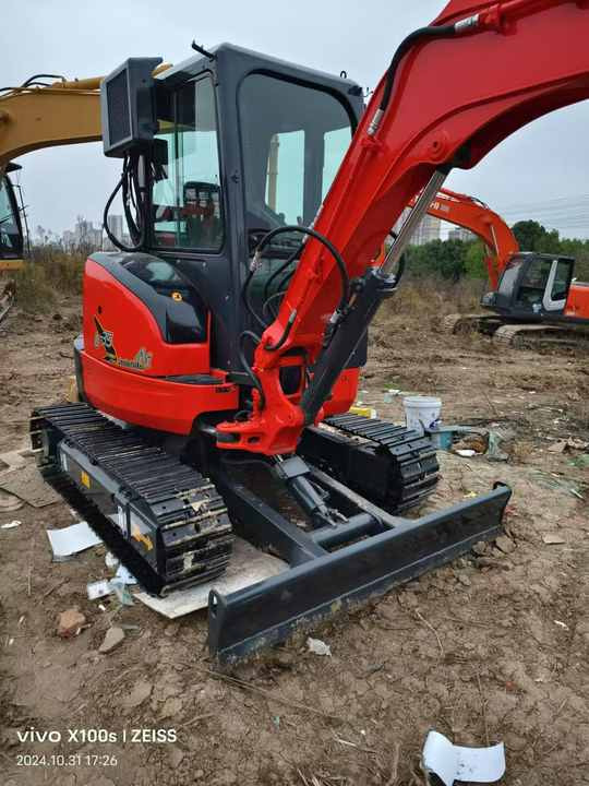 3TONS Good Quality Used Kubota U35 Hydraulic Excavator Used U25 U35 Mini Mxcavator Used Small Digger Kubota U35 - Mini excavator: Foto 3 3TONS Good Quality Used Kubota U35 Hydraulic Excavator Used U25 U35 Mini Mxcavator Used Small Digger Kubota U35 - Mini excavator: Foto 3