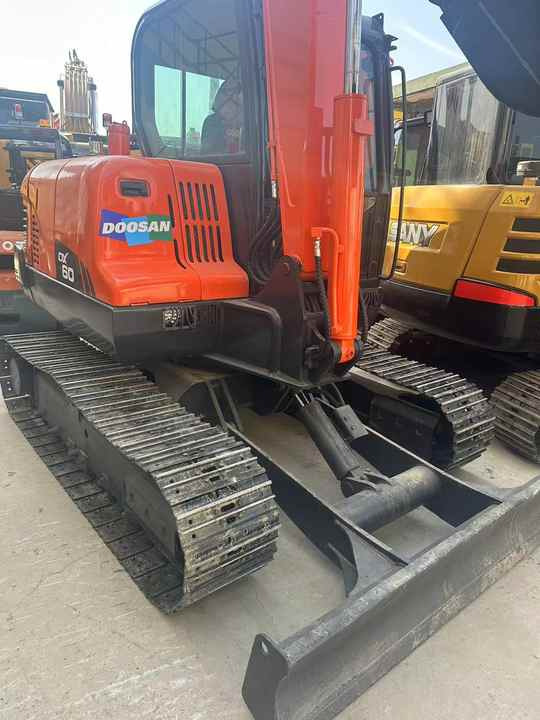 Second Hand Doosan Dx-60 Excavator for Sale - Excavator pe şenile: Foto 3 Second Hand Doosan Dx-60 Excavator for Sale - Excavator pe şenile: Foto 3
