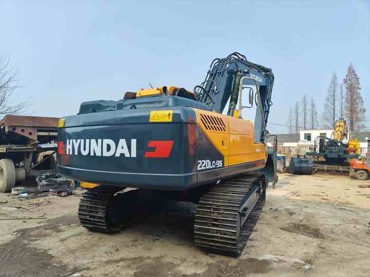 Second-hand Korean Hyundai 200LC-9S Excavator of Excellent Quality Is on Hot Sale at a Low Price - Excavator pe şenile: Foto 3 Second-hand Korean Hyundai 200LC-9S Excavator of Excellent Quality Is on Hot Sale at a Low Price - Excavator pe şenile: Foto 3