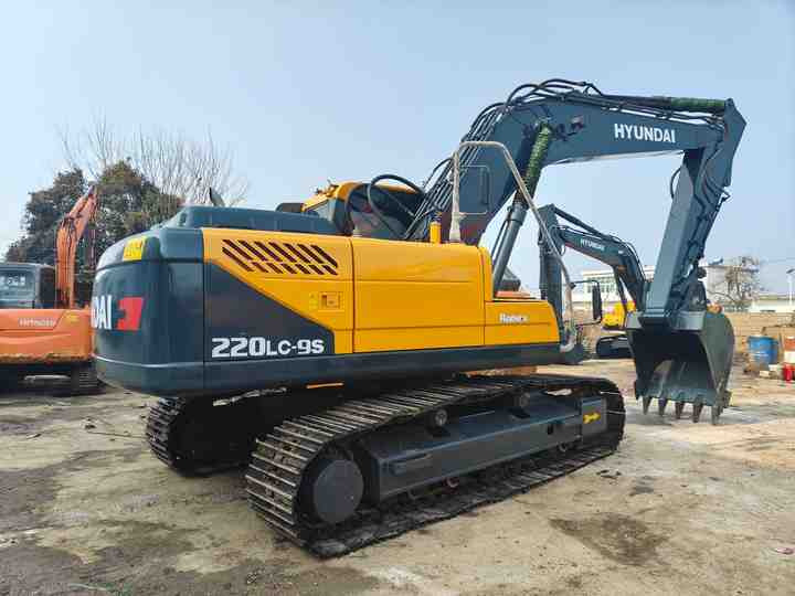 Second-hand Korean Hyundai 200LC-9S Excavator of Excellent Quality Is on Hot Sale at a Low Price - Excavator pe şenile: Foto 2 Second-hand Korean Hyundai 200LC-9S Excavator of Excellent Quality Is on Hot Sale at a Low Price - Excavator pe şenile: Foto 2