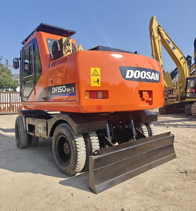 Used Doosan DH150W-7 Model Wheel Excavator Second Hand Machine Popular Brand Korean Doosan Hydraulic Machinery - Excavator pe roţi: Foto 3 Used Doosan DH150W-7 Model Wheel Excavator Second Hand Machine Popular Brand Korean Doosan Hydraulic Machinery - Excavator pe roţi: Foto 3