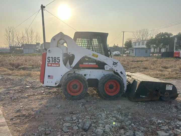Used bobcat s185 skid steer loader on sale 100% excellent condition bobcat brand s185 s300 s550 s16 s18 skid steer sale - Mini încărcător: Foto 3 Used bobcat s185 skid steer loader on sale 100% excellent condition bobcat brand s185 s300 s550 s16 s18 skid steer sale - Mini încărcător: Foto 3