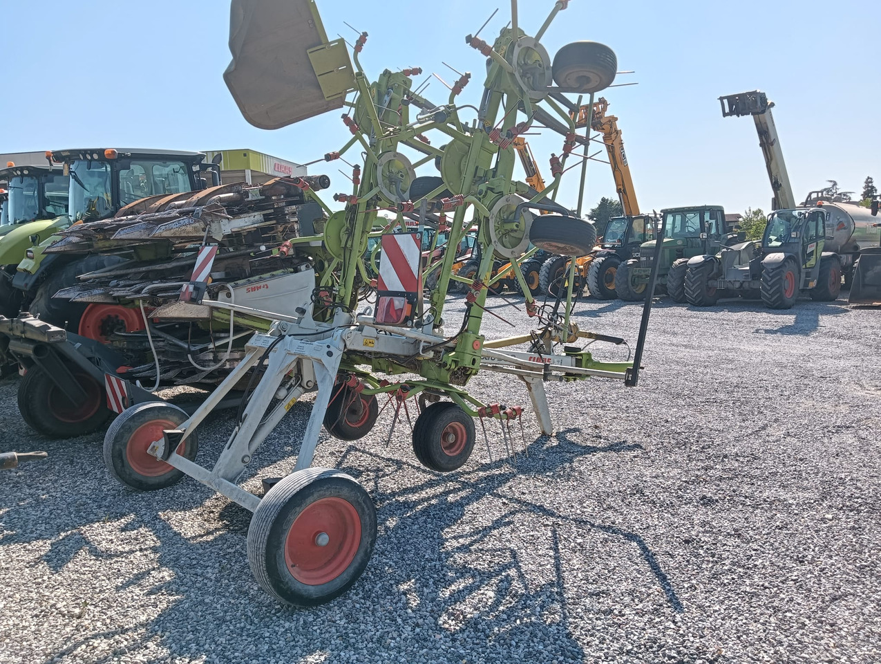 CLAAS VOLTO 900 T - Maşină de întors fânul: Foto 4 CLAAS VOLTO 900 T - Maşină de întors fânul: Foto 4