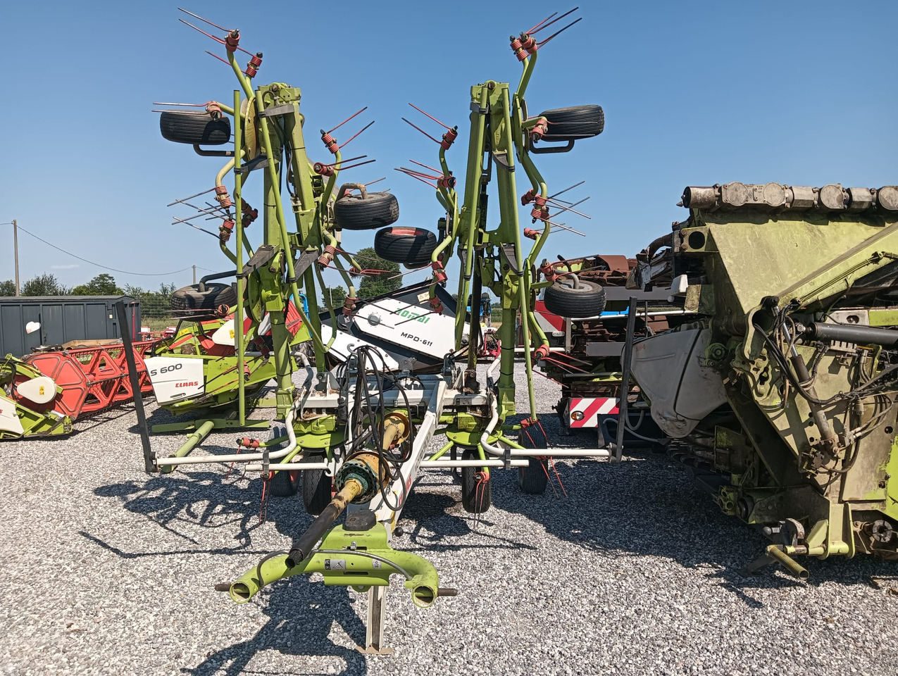 CLAAS VOLTO 900 T - Maşină de întors fânul: Foto 1 CLAAS VOLTO 900 T - Maşină de întors fânul: Foto 1