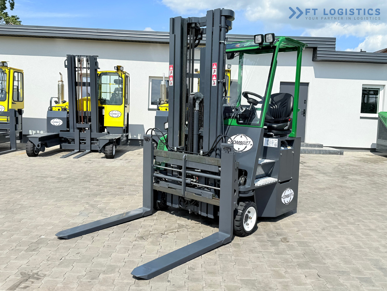 COMBILIFT CB2500 / DIESEL / EXTENDABLE FORKS / TRIPLEX / 5500MM / FREE LIFT / SIDE SHIFT / FORK POSITIONER / LIKE NEW - Stivuitor cu catarg retractabil, cu schimbare rapidă de direcţie: Foto 2 COMBILIFT CB2500 / DIESEL / EXTENDABLE FORKS / TRIPLEX / 5500MM / FREE LIFT / SIDE SHIFT / FORK POSITIONER / LIKE NEW - Stivuitor cu catarg retractabil, cu schimbare rapidă de direcţie: Foto 2