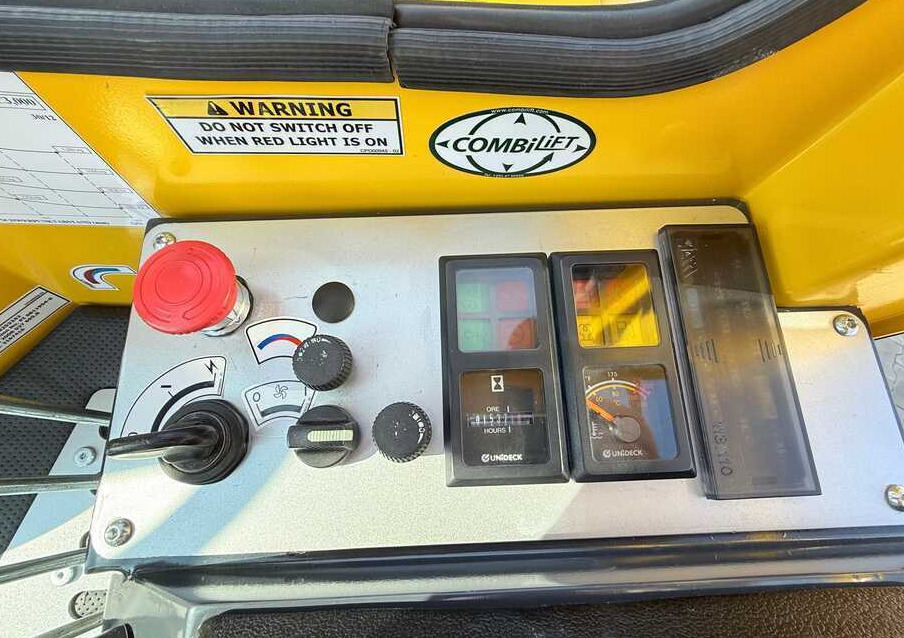 Stivuitor cu catarg retractabil, cu schimbare rapidă de direcţie Combilift C3000 / GAS / TRIPLEX - 4900MM / ONLY 1537 HOURS / FORK POSITIONER / CABIN / LIKE NEW: Foto 16