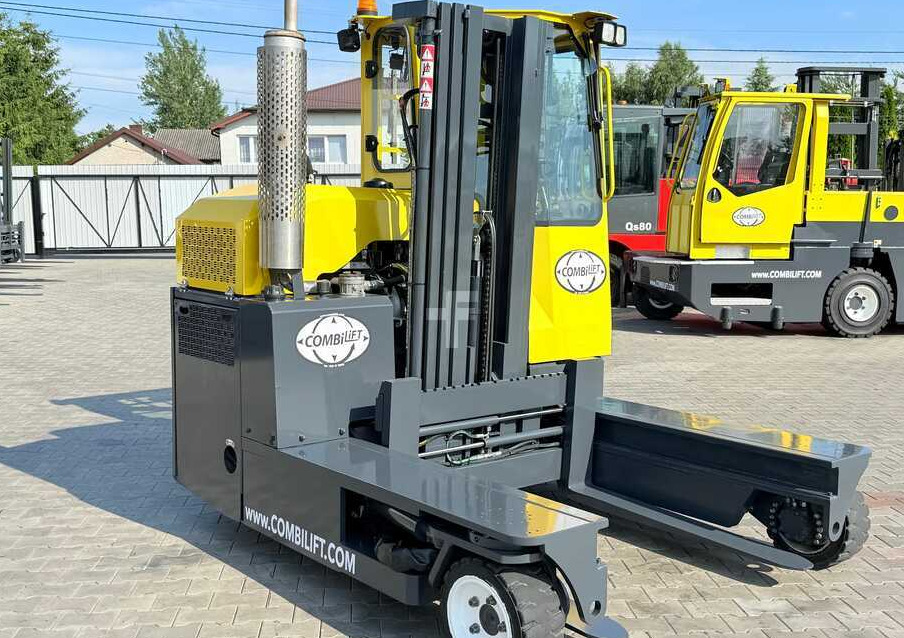 Stivuitor cu catarg retractabil, cu schimbare rapidă de direcţie Combilift C3000 / GAS / TRIPLEX - 4900MM / ONLY 1537 HOURS / FORK POSITIONER / CABIN / LIKE NEW: Foto 6