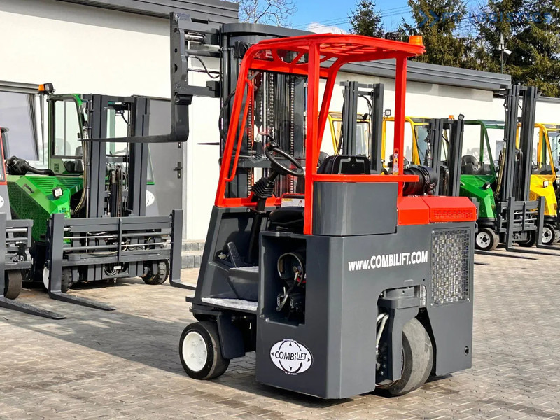 Combilift C3000CB / LPG / TRIPLEX / 5500MM / FREE LIFT / FORK SHIFT / POSITIONER C3000CB / LPG / TRIPLEX / 5500MM / FREE LIFT / FORK SHIFT - Stivuitor cu catarg retractabil, cu schimbare rapidă de direcţie: Foto 3 Combilift C3000CB / LPG / TRIPLEX / 5500MM / FREE LIFT / FORK SHIFT / POSITIONER C3000CB / LPG / TRIPLEX / 5500MM / FREE LIFT / FORK SHIFT - Stivuitor cu catarg retractabil, cu schimbare rapidă de direcţie: Foto 3