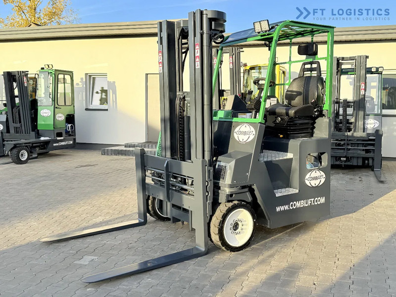 Combilift CB4000 / GAS / TRIPLEX 5200MM / FREE LIFT / FORK POSITIONER / SIDE SHIFT / EXCELLENT CONDITION / Wide range of four-way and side - Stivuitor cu catarg retractabil, cu schimbare rapidă de direcţie: Foto 1 Combilift CB4000 / GAS / TRIPLEX 5200MM / FREE LIFT / FORK POSITIONER / SIDE SHIFT / EXCELLENT CONDITION / Wide range of four-way and side - Stivuitor cu catarg retractabil, cu schimbare rapidă de direcţie: Foto 1