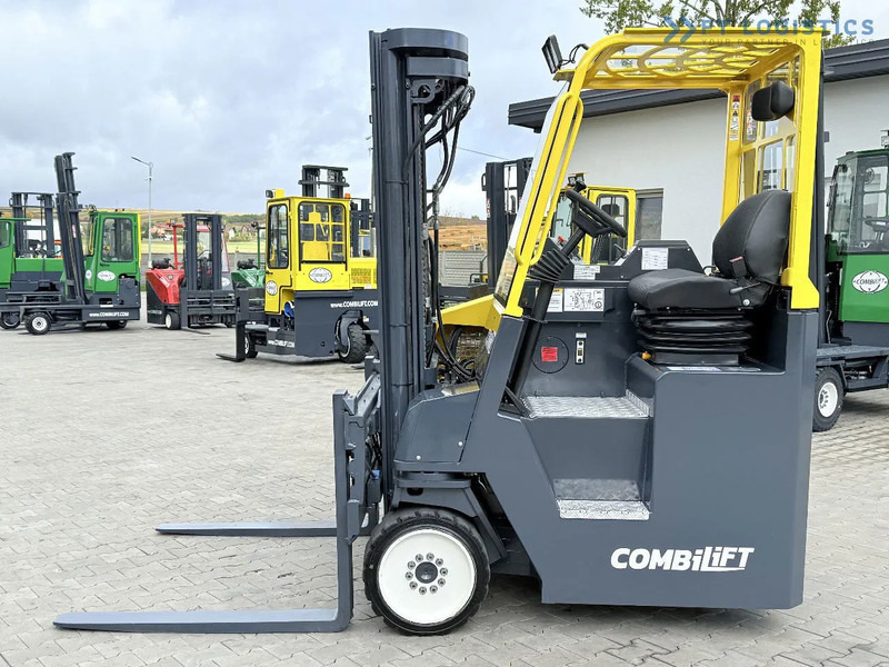 Combilift CB4000 / GAS / TRIPLEX 5200MM / FREE LIFT / FORK POSITIONER / SIDE SHIFT / EXCELLENT CONDITION / Wide range of four-way and side - Stivuitor cu catarg retractabil, cu schimbare rapidă de direcţie: Foto 2 Combilift CB4000 / GAS / TRIPLEX 5200MM / FREE LIFT / FORK POSITIONER / SIDE SHIFT / EXCELLENT CONDITION / Wide range of four-way and side - Stivuitor cu catarg retractabil, cu schimbare rapidă de direcţie: Foto 2