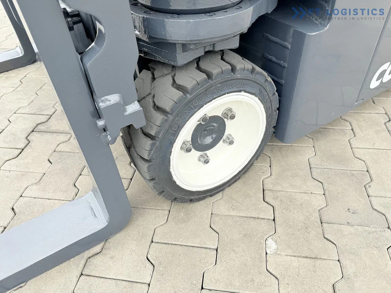 Combilift Combilift CBE2500 / TRIPLEX / 5500MM / FREE LIFT / ELECTRIC DRIVE / ONLY 2300 MTH / FORK POSITIONER / SIDE SHIFT / NEW TYRES / L - Stivuitor cu catarg retractabil, cu schimbare rapidă de direcţie: Foto 4 Combilift Combilift CBE2500 / TRIPLEX / 5500MM / FREE LIFT / ELECTRIC DRIVE / ONLY 2300 MTH / FORK POSITIONER / SIDE SHIFT / NEW TYRES / L - Stivuitor cu catarg retractabil, cu schimbare rapidă de direcţie: Foto 4