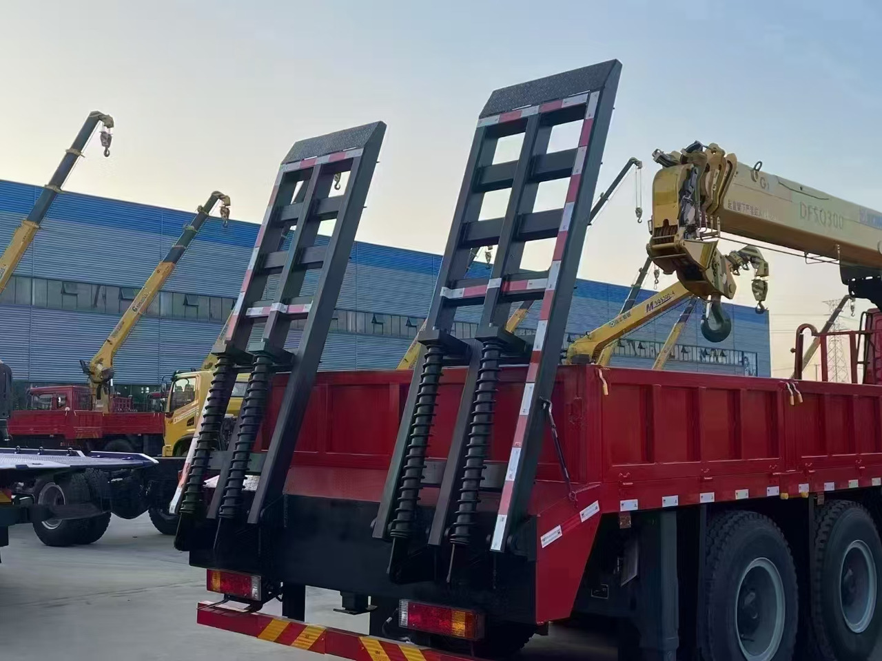 Delong Delong M3000,XCMG DFSQ 300 - Camion cu macara: Foto 1 Delong Delong M3000,XCMG DFSQ 300 - Camion cu macara: Foto 1