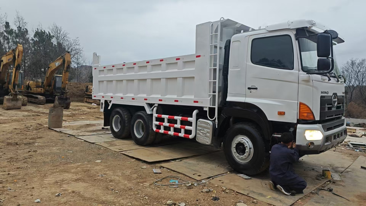 HINO HINO 700 - Camion basculantă: Foto 1 HINO HINO 700 - Camion basculantă: Foto 1
