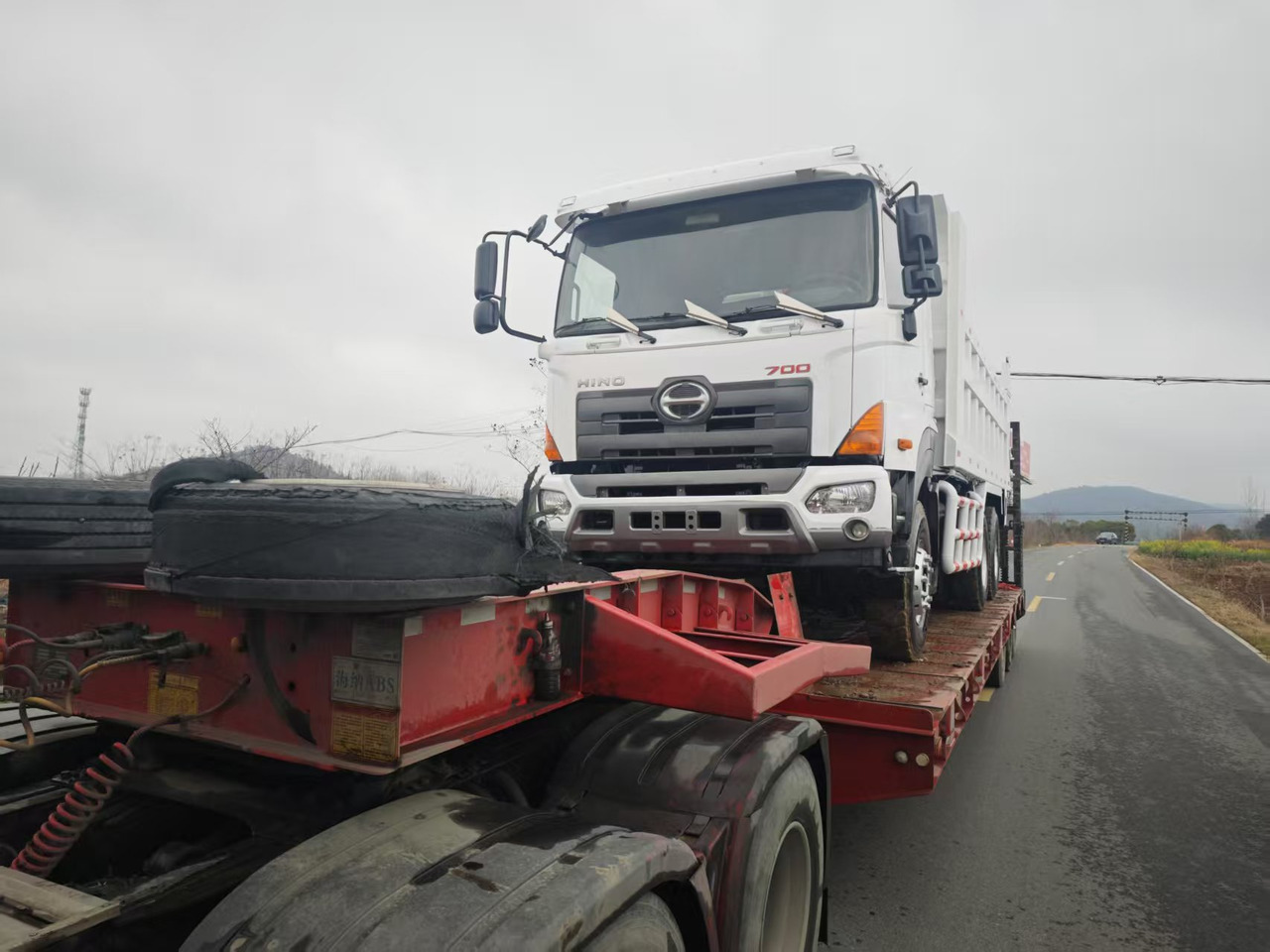 HINO HINO 700 - Camion basculantă: Foto 4 HINO HINO 700 - Camion basculantă: Foto 4