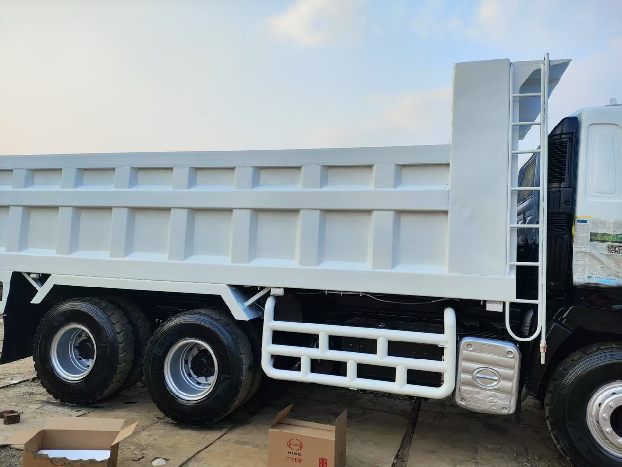 HINO HINO 700 - Camion basculantă: Foto 5 HINO HINO 700 - Camion basculantă: Foto 5